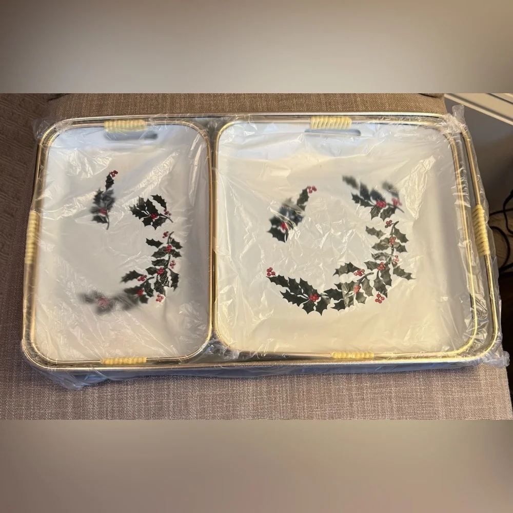 🎄Vintage NWT 3 piece lacquer Christmas tray set, never used w holly design.